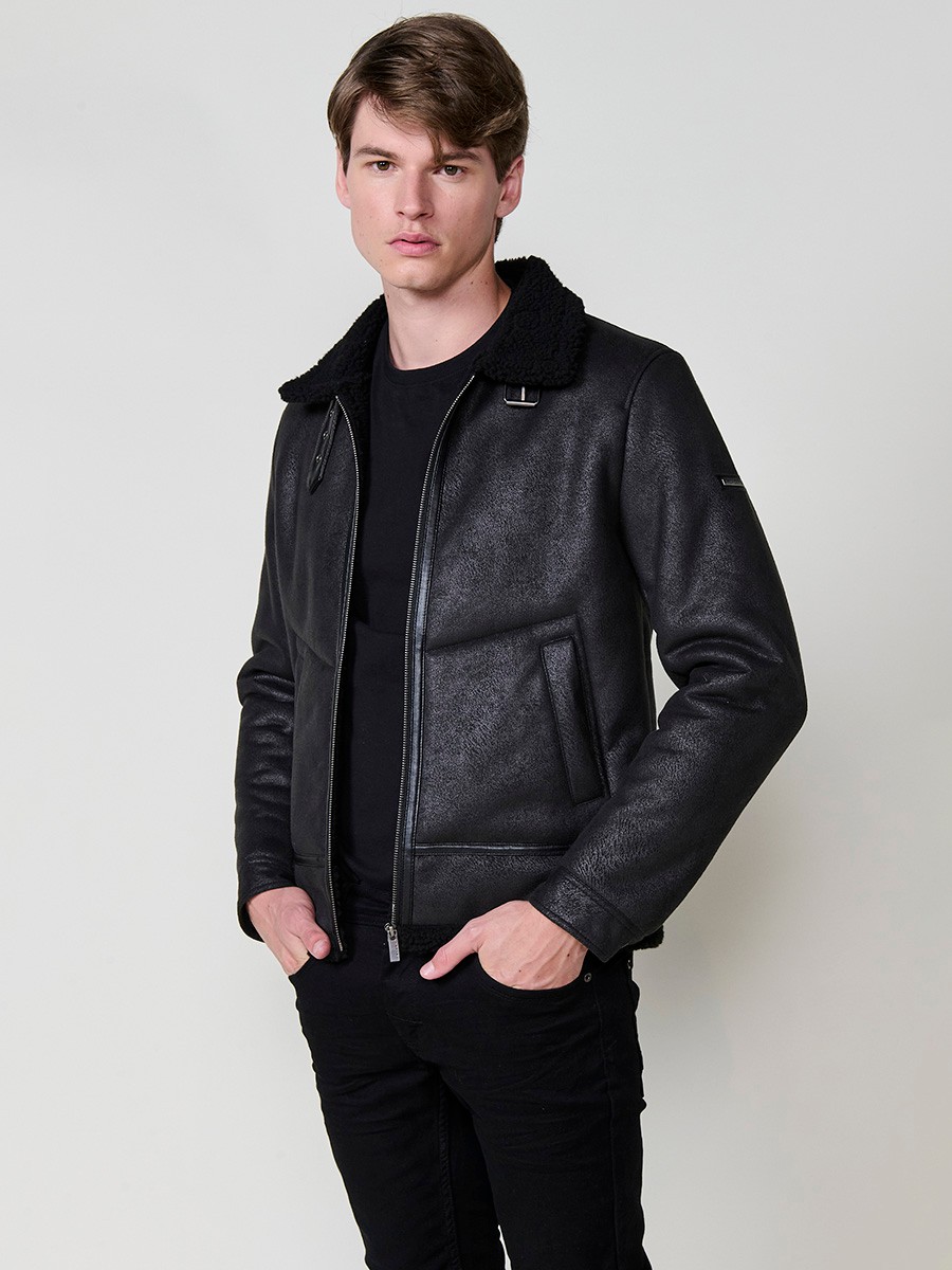 Cazadora negra de hombre con cuello de solapa, bolsillos y cierre delantero con cremallera. Confeccionada en 100% poliéster resistente y ligero.