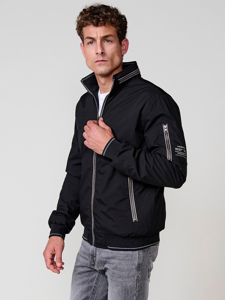 Cazadora de hombre en color negro con cuello alto y cierre delantero con cremallera. Confeccionada en 100% poliéster, cómoda y versátil.