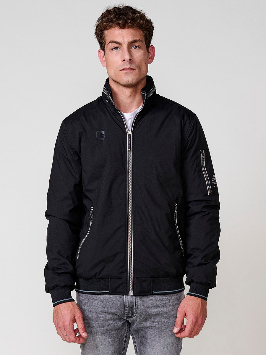 Cazadora de hombre en color negro con cuello alto y cierre delantero con cremallera. Confeccionada en 100% poliéster, cómoda y versátil.