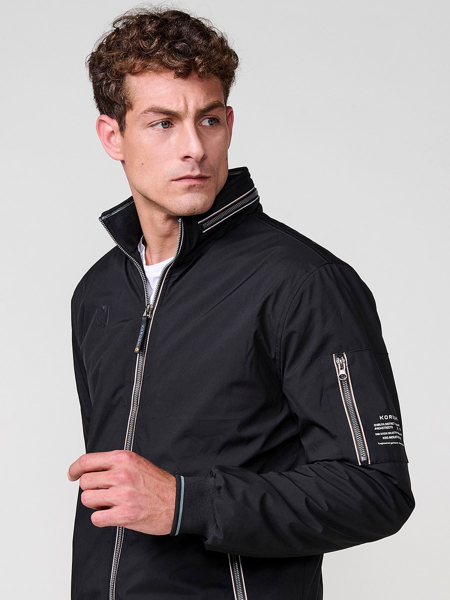 Cazadora de hombre en color negro con cuello alto y cierre delantero con cremallera. Confeccionada en 100% poliéster, cómoda y versátil.