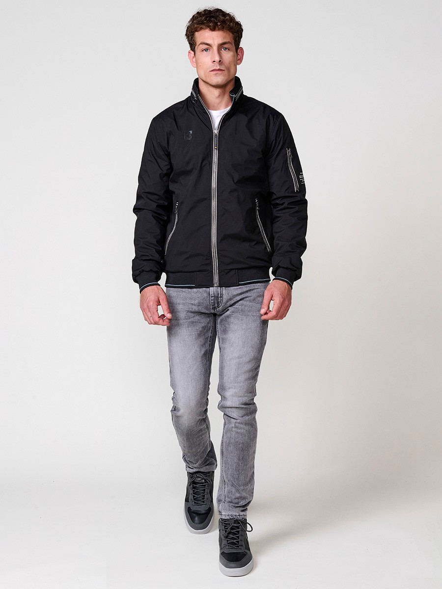 Cazadora de hombre en color negro con cuello alto y cierre delantero con cremallera. Confeccionada en 100% poliéster, cómoda y versátil.