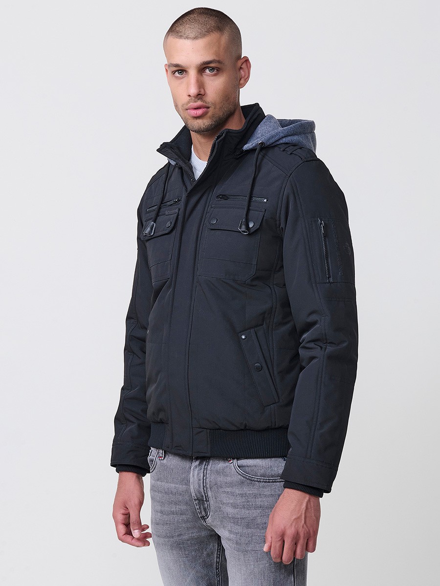 Cazadora acolchada de hombre en color negro con capucha, cierre delantero de cremallera y bolsillos. Confeccionada en 100% poliéster.