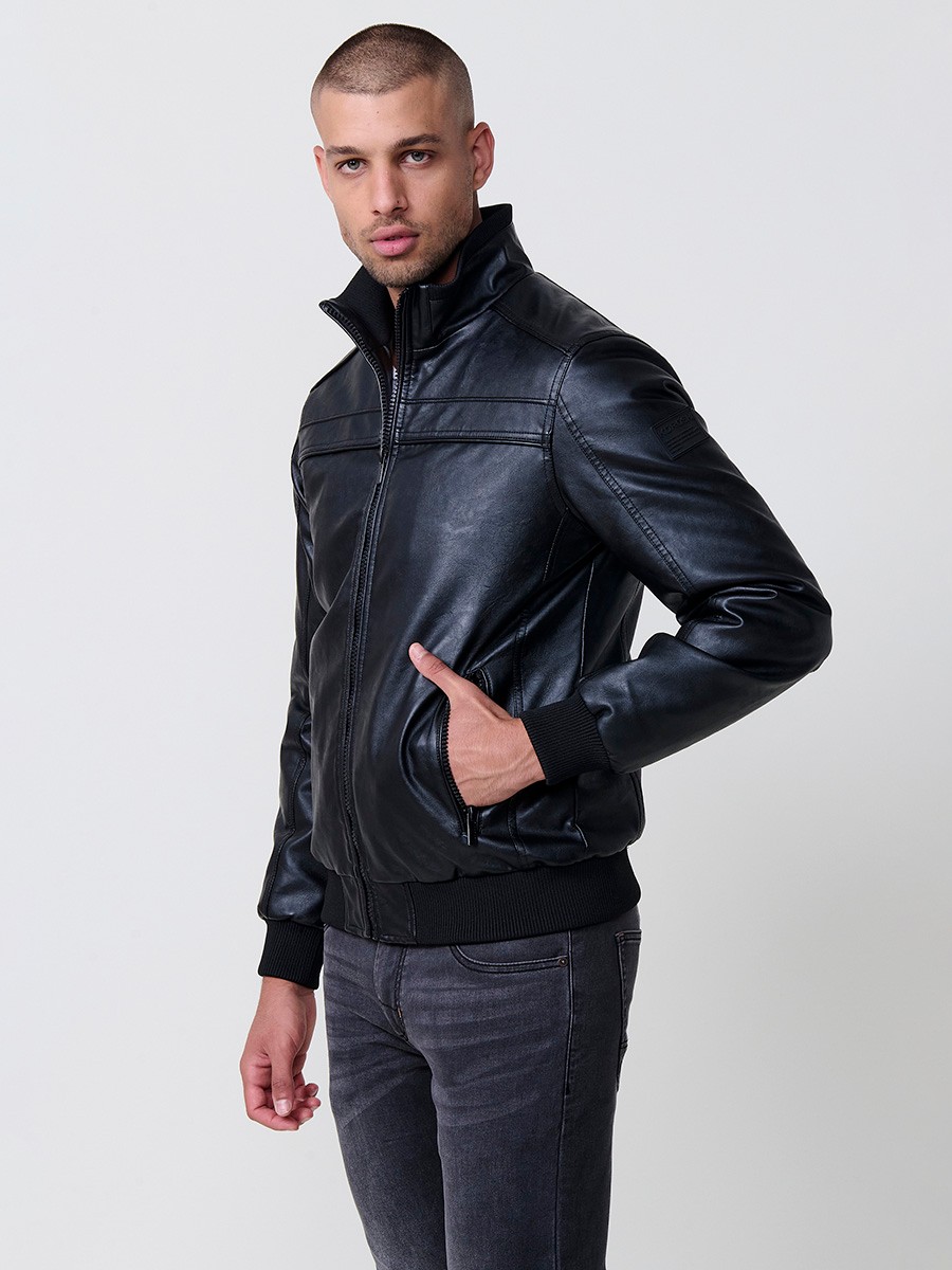 Cazadora negra de hombre con cierre delantero de cremallera y bolsillos. Confeccionada en 100% poliéster resistente y ligero.