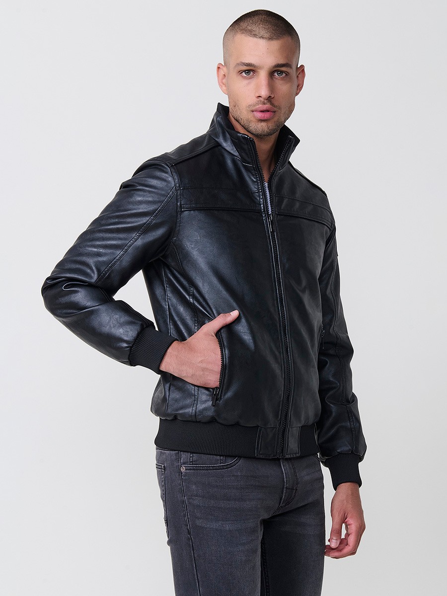 Men’s black jacket with front zip closure and pockets. Made of 100% polyester for durability and lightness.