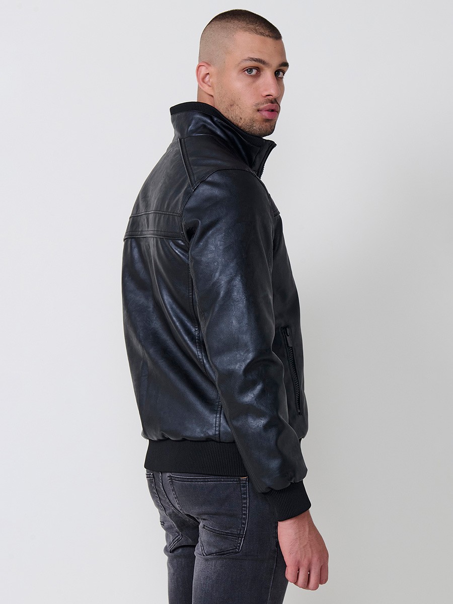 Men’s black jacket with front zip closure and pockets. Made of 100% polyester for durability and lightness.