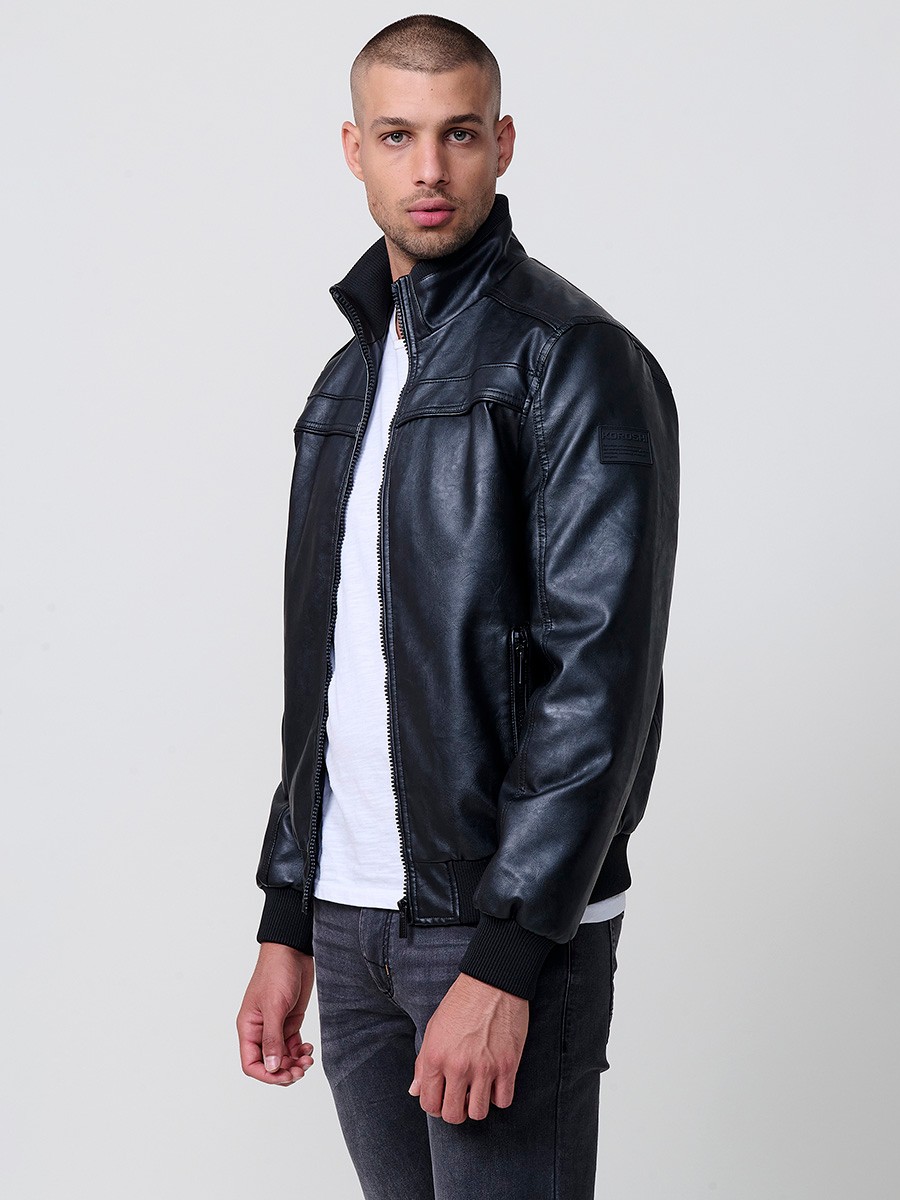 Men’s black jacket with front zip closure and pockets. Made of 100% polyester for durability and lightness.