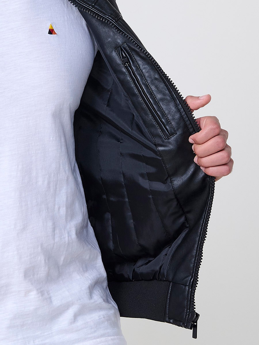 Men’s black jacket with front zip closure and pockets. Made of 100% polyester for durability and lightness.