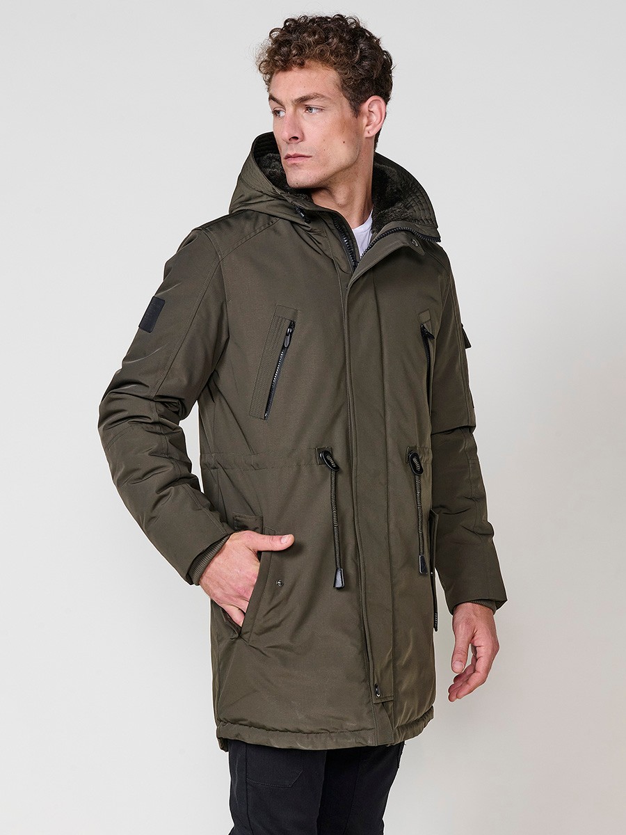 Cazadora kaki de hombre con capucha, bolsillos y cierre delantero de cremallera. Tejido 100% poliéster, ligero y resistente.