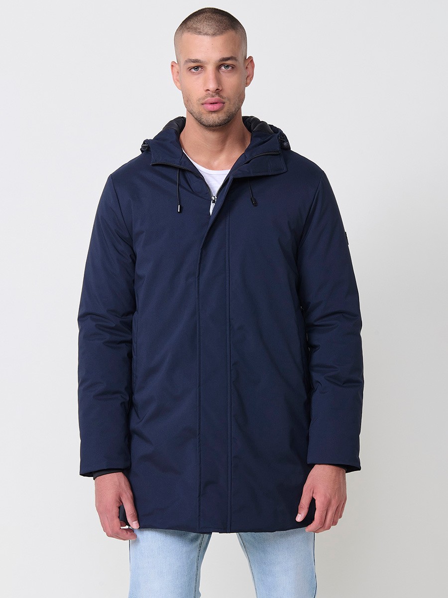 Parka navy de hombre con capucha, bolsillos y cierre delantero de cremallera. Tejido 100% poliéster, resistente y versátil.