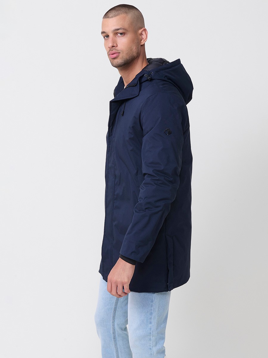 Parka navy de hombre con capucha, bolsillos y cierre delantero de cremallera. Tejido 100% poliéster, resistente y versátil.