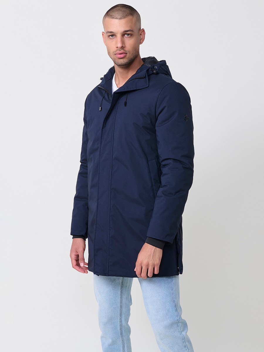 Parka navy de hombre con capucha, bolsillos y cierre delantero de cremallera. Tejido 100% poliéster, resistente y versátil.