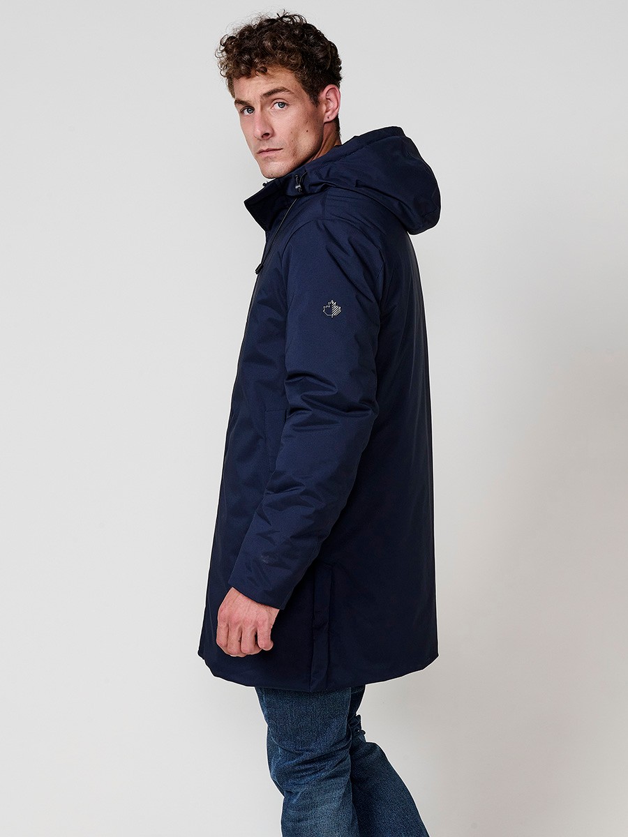 Parka navy de hombre con capucha, bolsillos y cierre delantero de cremallera. Tejido 100% poliéster, resistente y versátil.