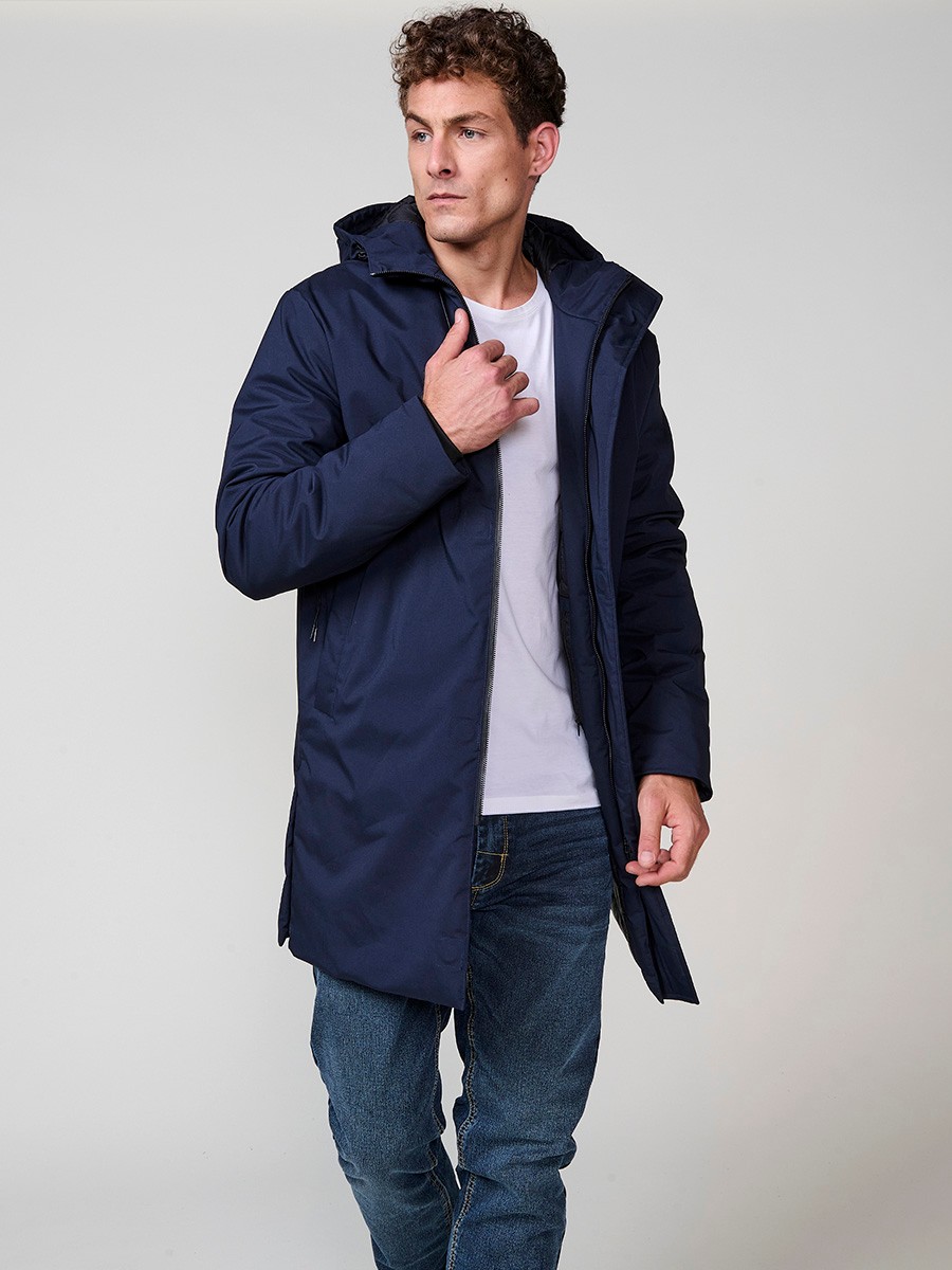 Parka navy de hombre con capucha, bolsillos y cierre delantero de cremallera. Tejido 100% poliéster, resistente y versátil.