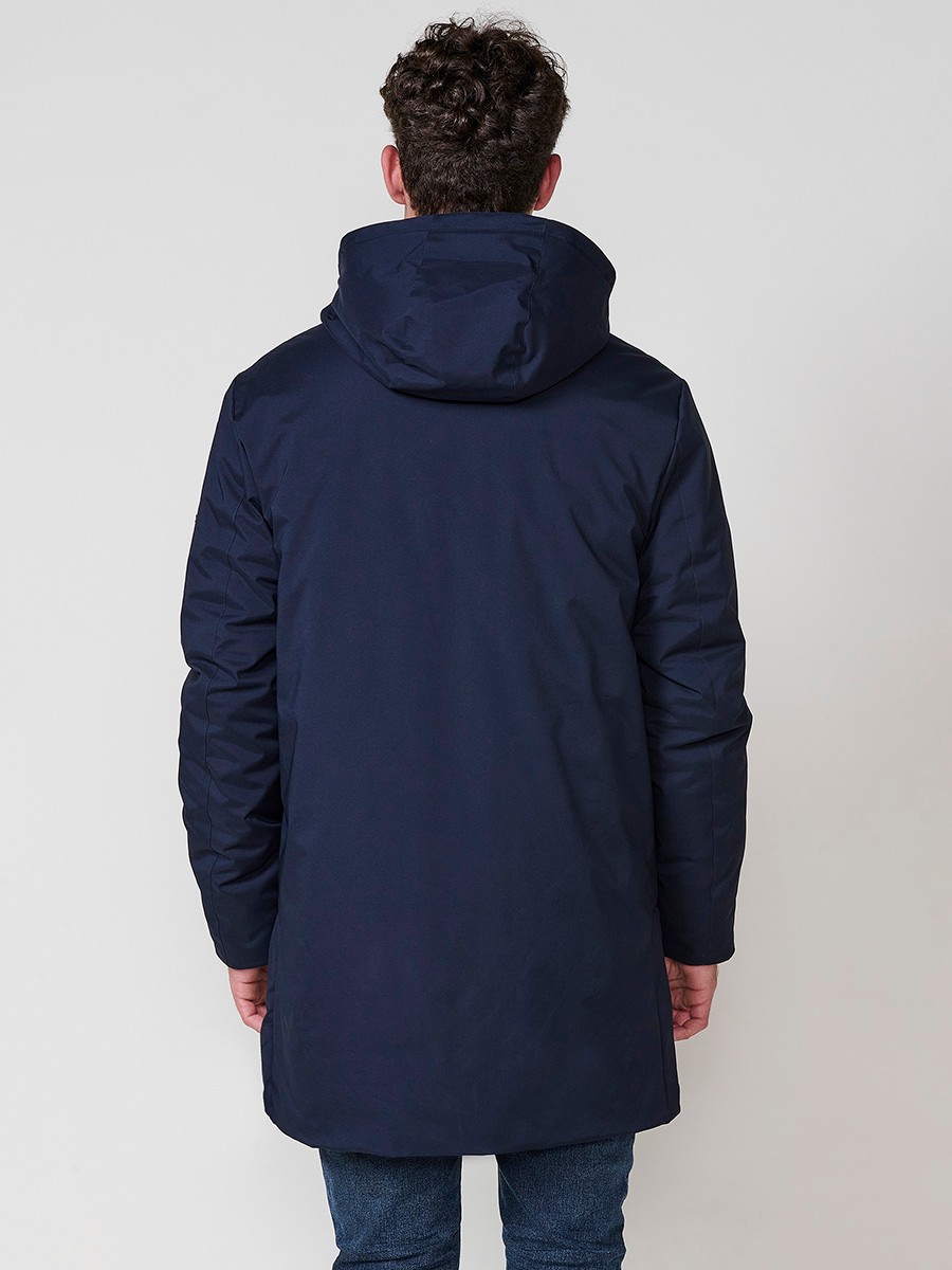 Parka navy de hombre con capucha, bolsillos y cierre delantero de cremallera. Tejido 100% poliéster, resistente y versátil.
