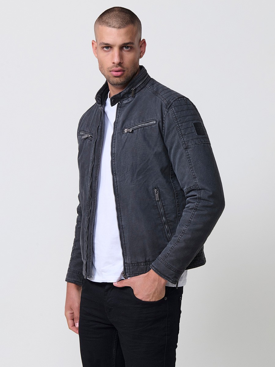 Cazadora gris de hombre con capucha, bolsillos y cierre delantero de cremallera. Confeccionada en 100% algodón resistente y cómodo.