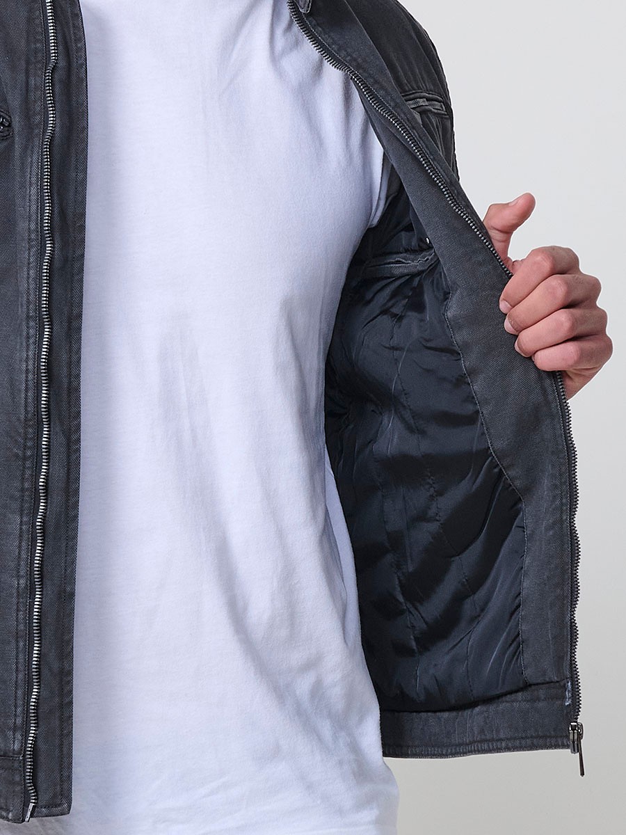 Caçadora d’home grisa amb caputxa, cremallera i butxaques. Confeccionada en 100 % cotó, còmoda i transpirable.