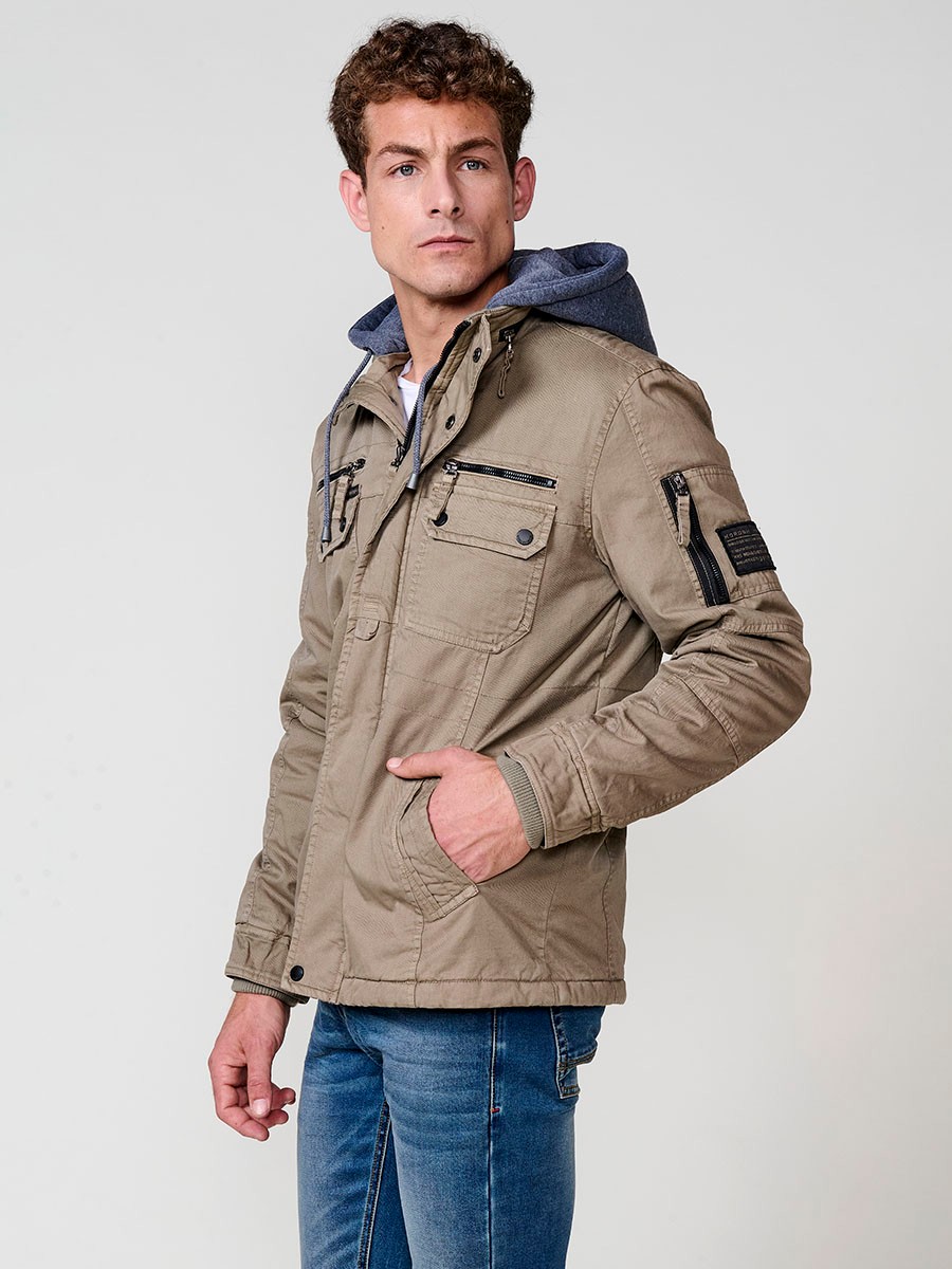 Cazadora visón de hombre con capucha, bolsillos y cierre delantero de cremallera. Confeccionada en 100% algodón, cómoda y transpirable.