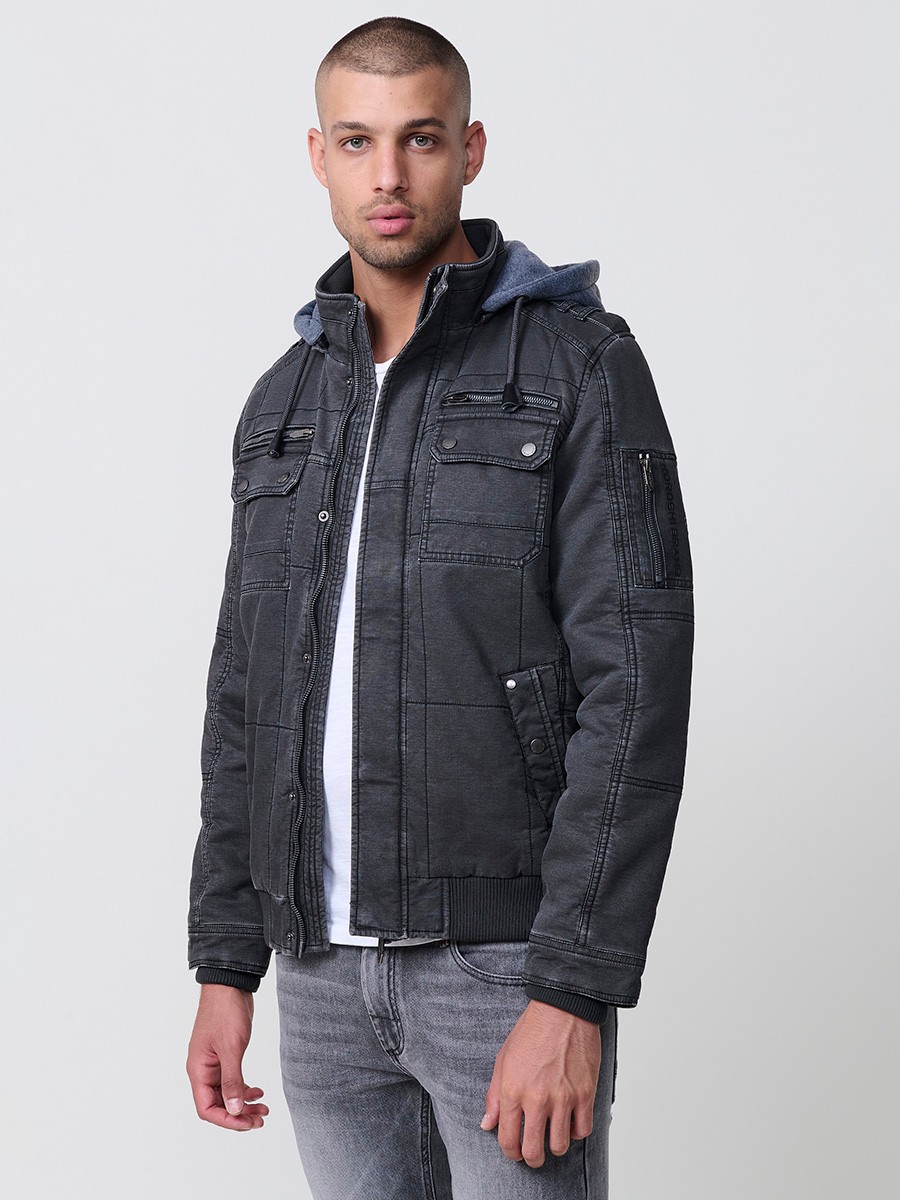 Cazadora negra de hombre con capucha, bolsillos y cierre delantero de cremallera. Confeccionada en 100% poliéster resistente y versátil.