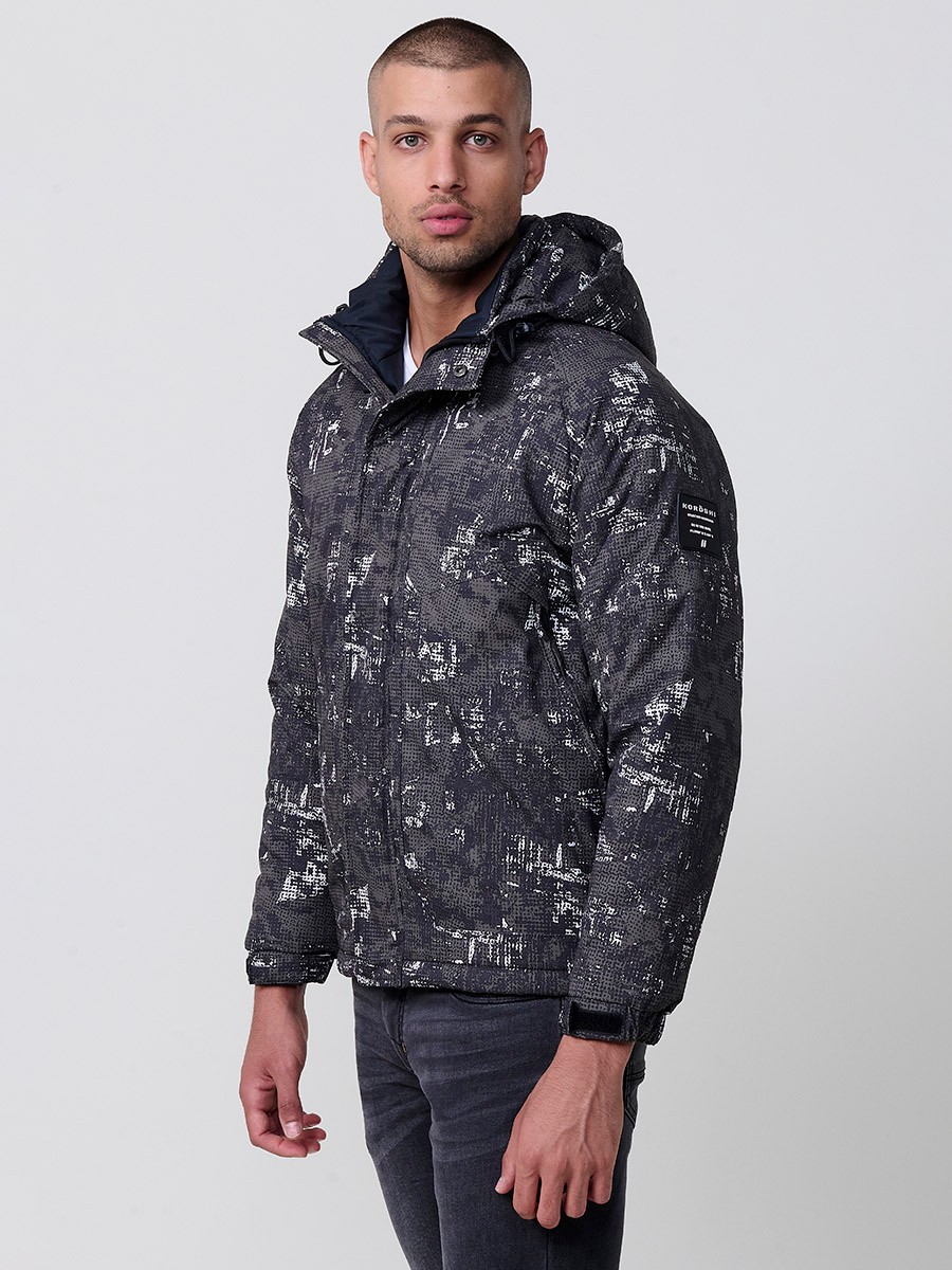 Cazadora camuflaje de hombre con capucha, bolsillos y cierre delantero de cremallera. Confeccionada en 100% poliéster resistente y versátil.