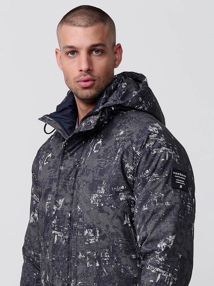 Caçadora d’home camuflatge amb caputxa, cremallera i butxaques. Confeccionada en 100 % polièster, resistent i lleugera.