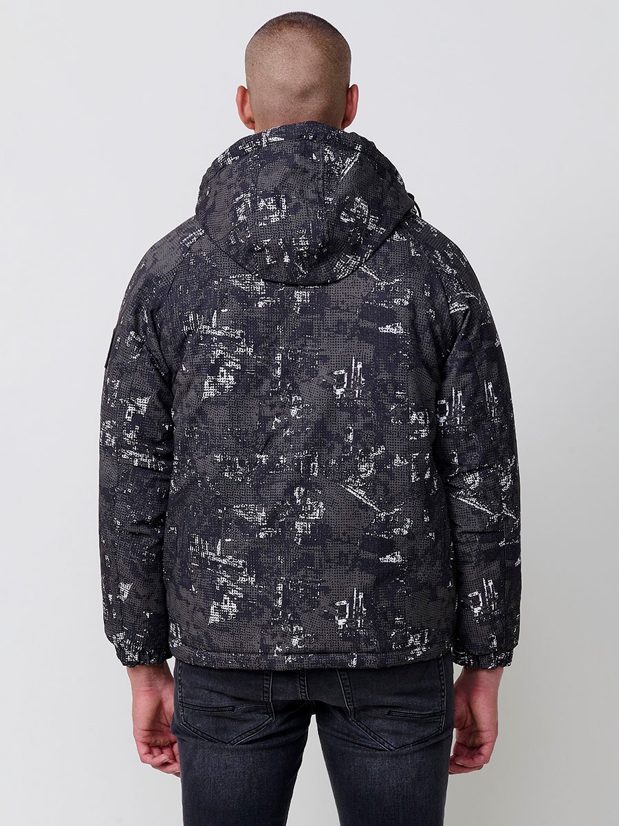Caçadora d’home camuflatge amb caputxa, cremallera i butxaques. Confeccionada en 100 % polièster, resistent i lleugera.