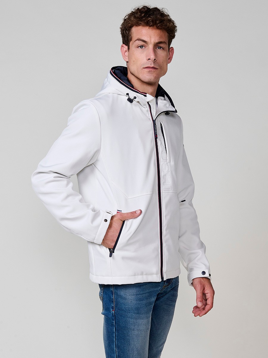 Cazadora crudo de hombre con capucha, bolsillos y cierre delantero de cremallera. Confeccionada en 100% poliéster ligero y resistente.