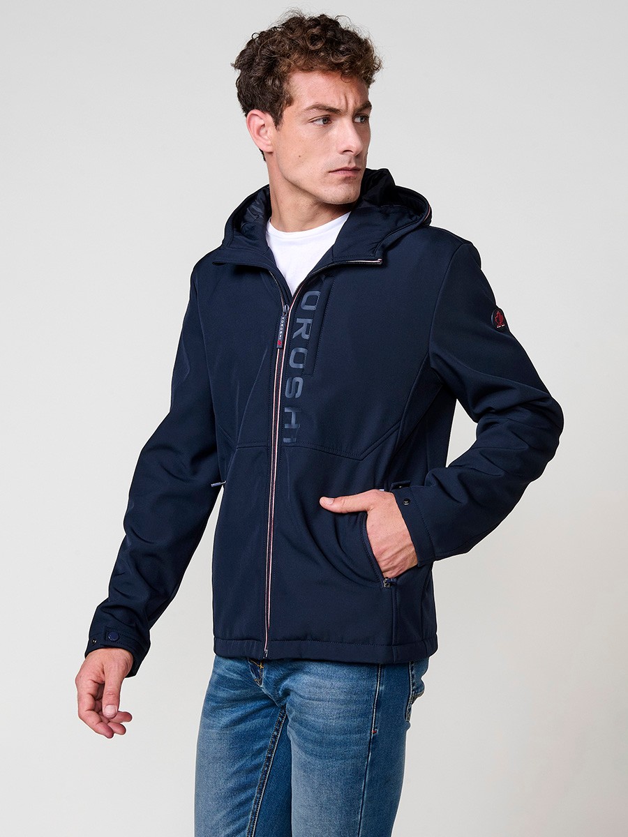 Cazadora navy de hombre con capucha, bolsillos y cierre delantero de cremallera. Confeccionada en 100% poliéster, ligera y resistente.