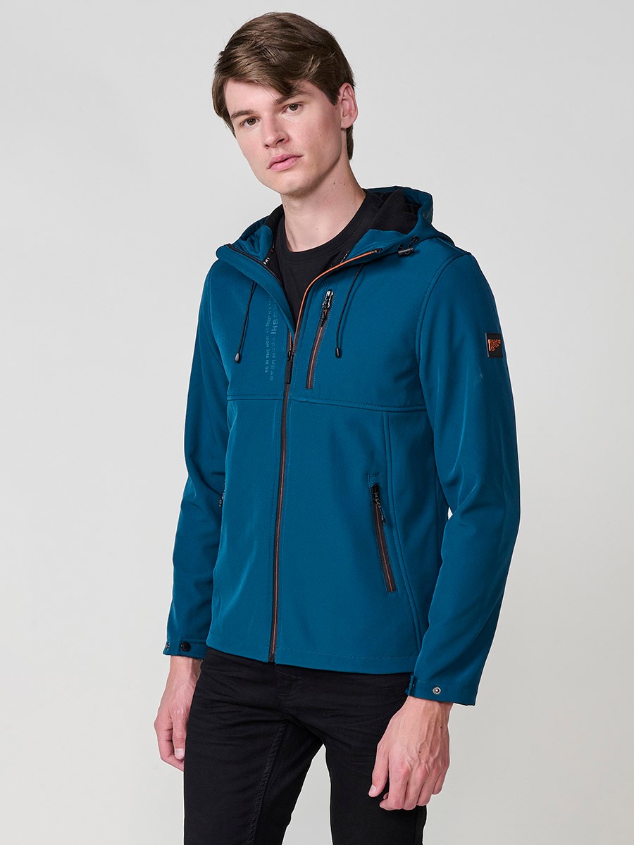 Cazadora azul de hombre con capucha, bolsillos y cierre delantero de cremallera. Confeccionada en 100% poliéster resistente y versátil.