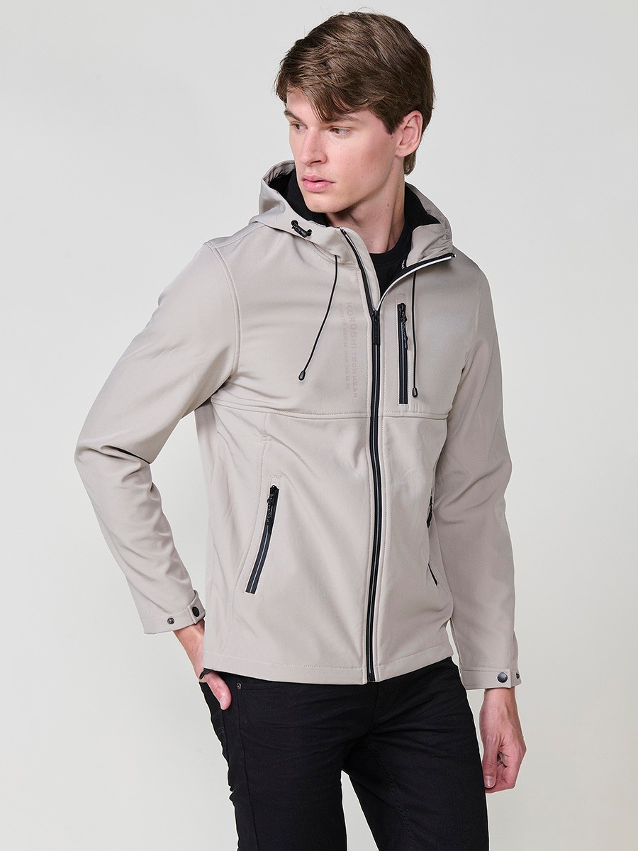 Cazadora piedra de hombre con capucha, bolsillos y cierre delantero de cremallera. Confeccionada en 100% poliéster resistente y ligera.