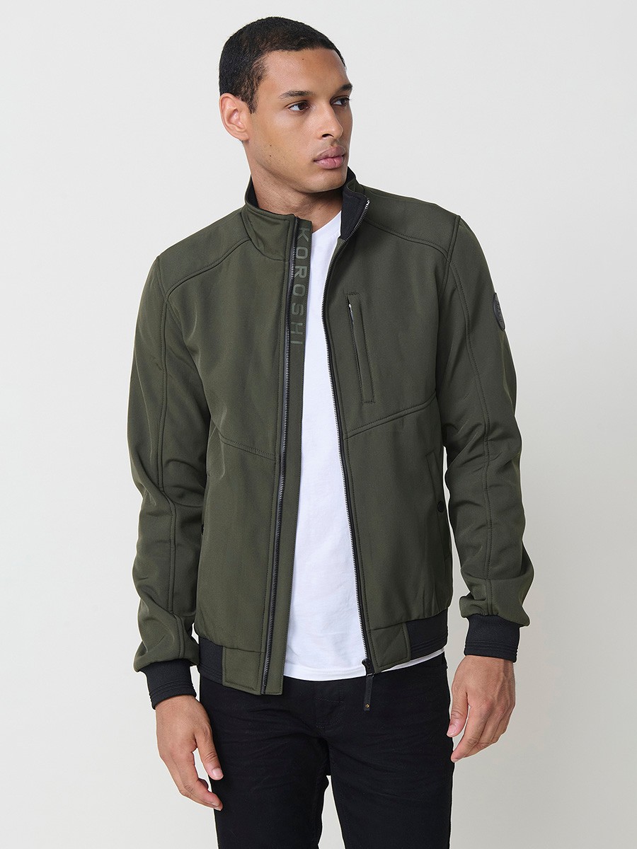 Gesteppte Herrenjacke in Khaki mit hohem Kragen, Reißverschluss und Taschen. Aus 100 % Polyester, leicht und strapazierfähig.
