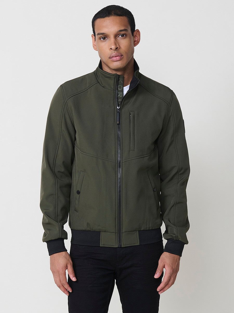 Gesteppte Herrenjacke in Khaki mit hohem Kragen, Reißverschluss und Taschen. Aus 100 % Polyester, leicht und strapazierfähig.