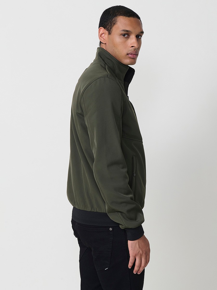 Gesteppte Herrenjacke in Khaki mit hohem Kragen, Reißverschluss und Taschen. Aus 100 % Polyester, leicht und strapazierfähig.
