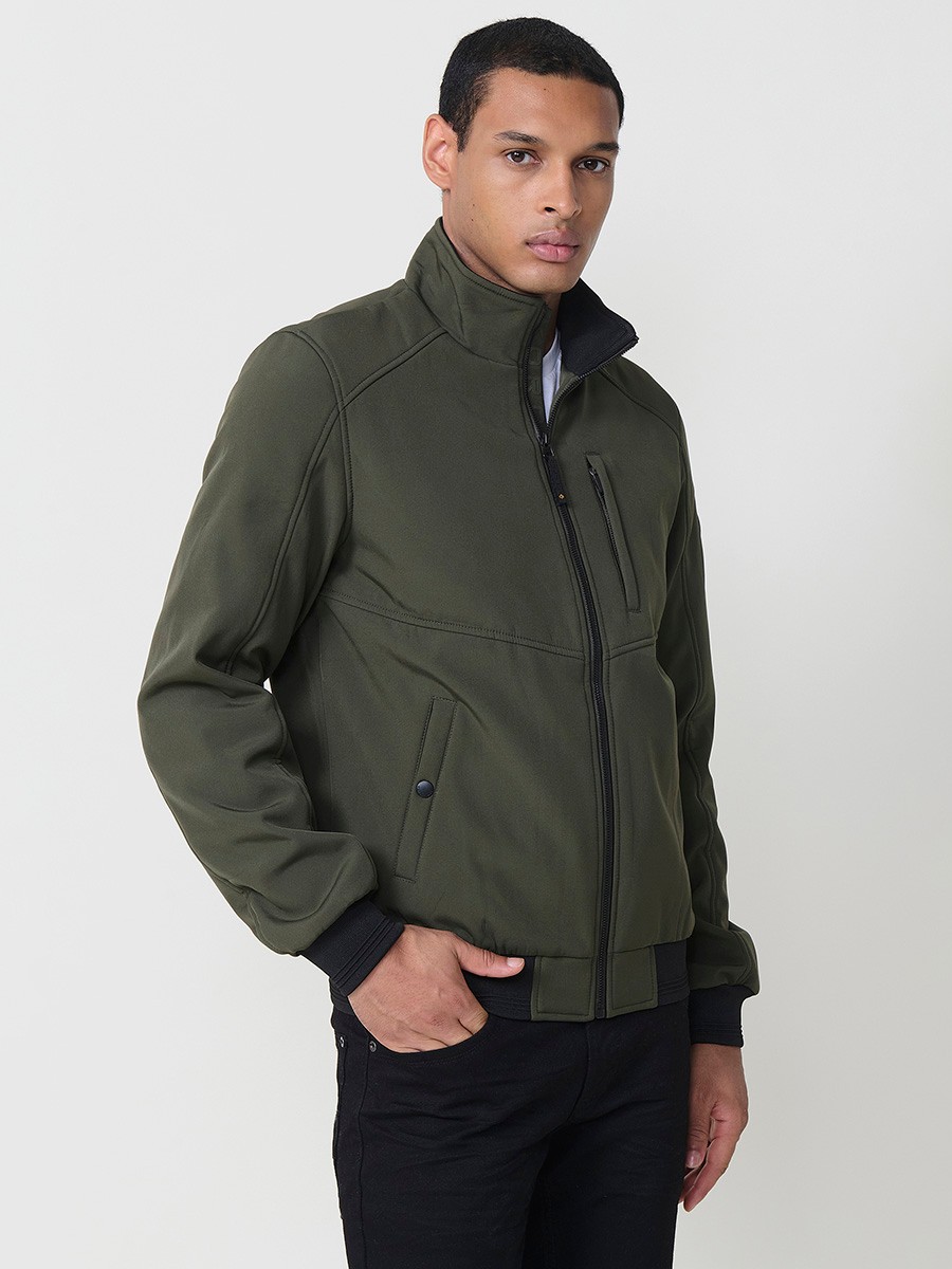 Gesteppte Herrenjacke in Khaki mit hohem Kragen, Reißverschluss und Taschen. Aus 100 % Polyester, leicht und strapazierfähig.