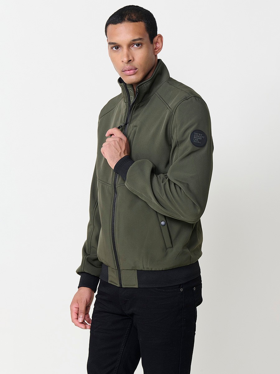 Gesteppte Herrenjacke in Khaki mit hohem Kragen, Reißverschluss und Taschen. Aus 100 % Polyester, leicht und strapazierfähig.