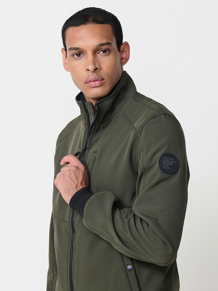 Gesteppte Herrenjacke in Khaki mit hohem Kragen, Reißverschluss und Taschen. Aus 100 % Polyester, leicht und strapazierfähig.