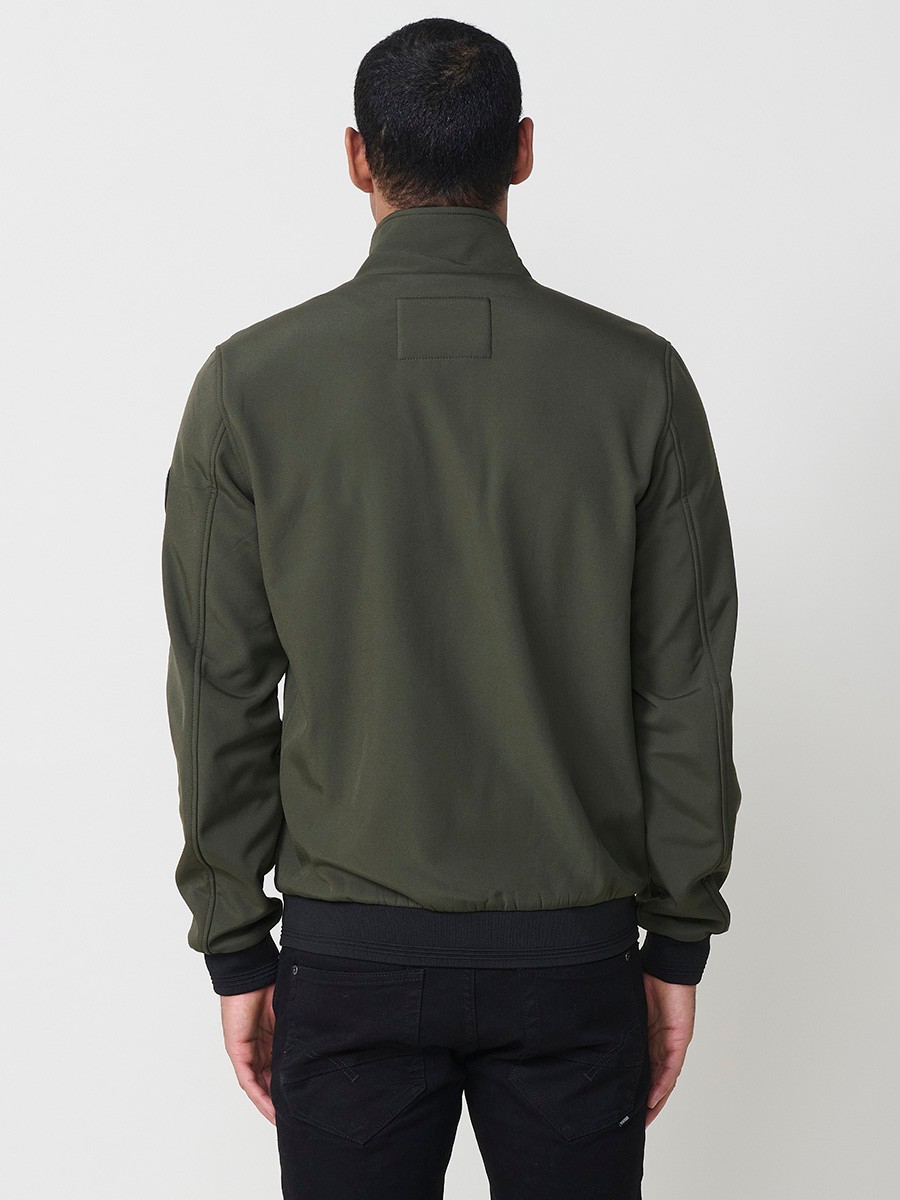 Gesteppte Herrenjacke in Khaki mit hohem Kragen, Reißverschluss und Taschen. Aus 100 % Polyester, leicht und strapazierfähig.