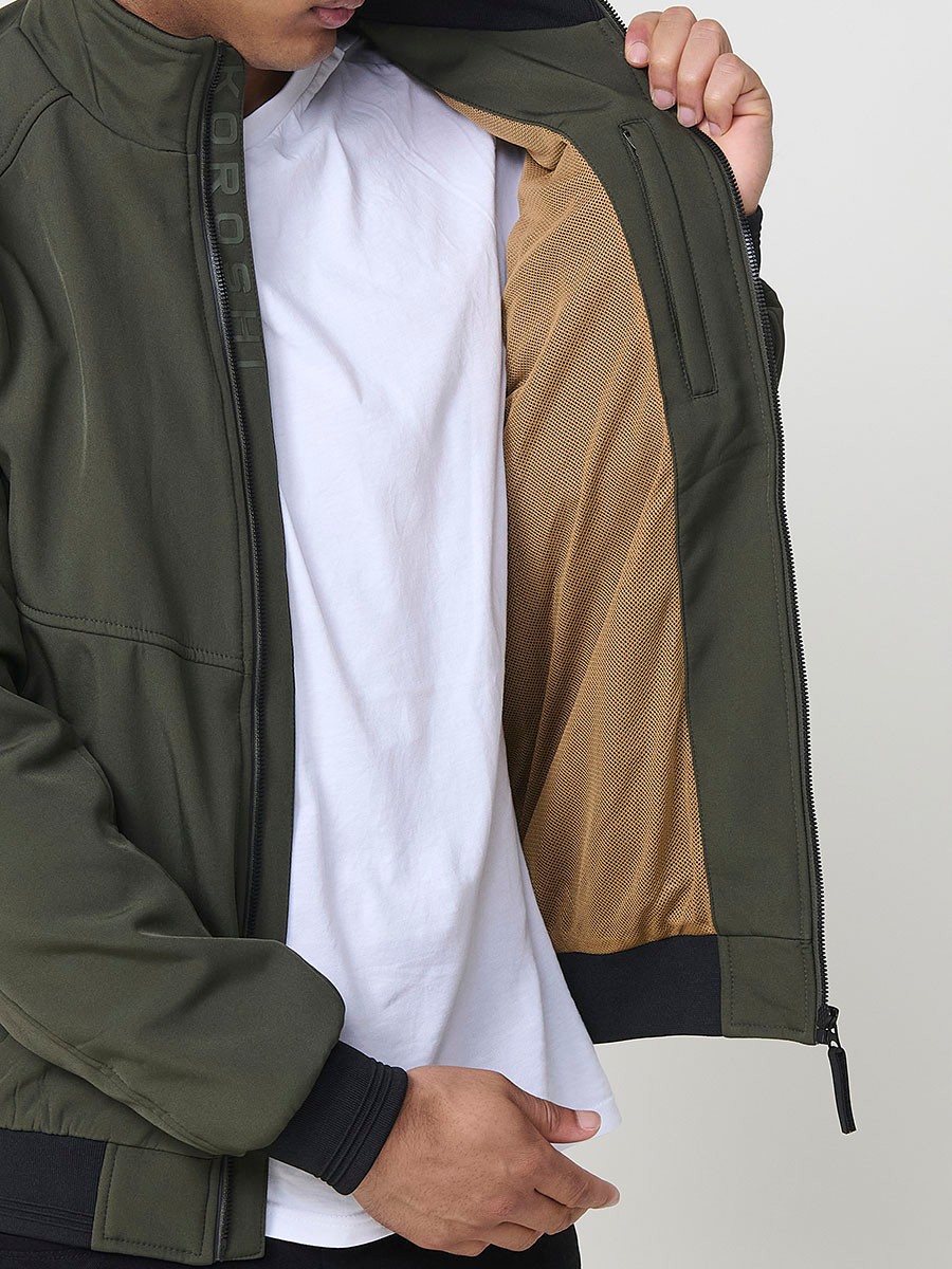 Gesteppte Herrenjacke in Khaki mit hohem Kragen, Reißverschluss und Taschen. Aus 100 % Polyester, leicht und strapazierfähig.