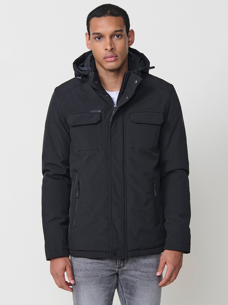 Gesteppte Herrenjacke in Schwarz mit hohem Kragen, Kapuze, Reißverschluss und Taschen. Aus 100 % Polyester, warm und strapazierfähig.