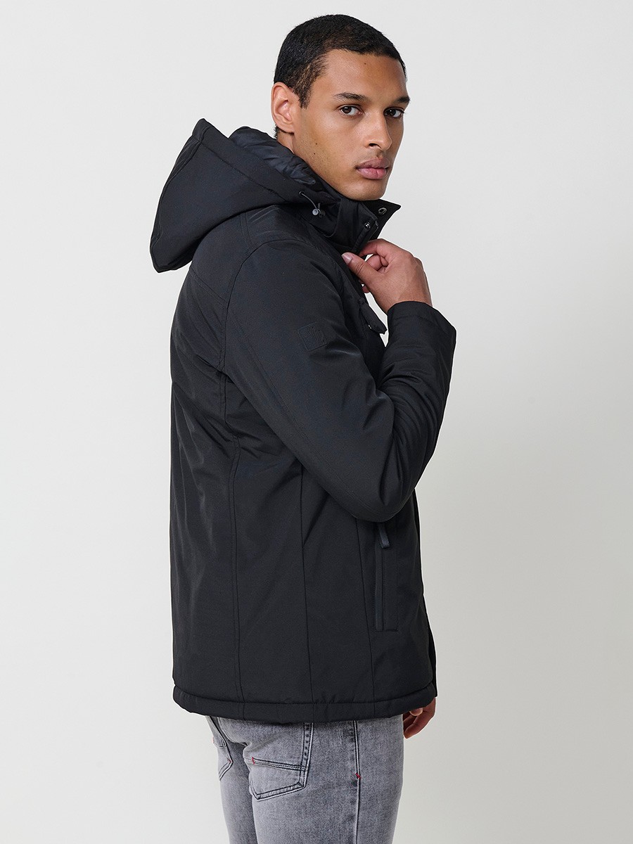 Gesteppte Herrenjacke in Schwarz mit hohem Kragen, Kapuze, Reißverschluss und Taschen. Aus 100 % Polyester, warm und strapazierfähig.