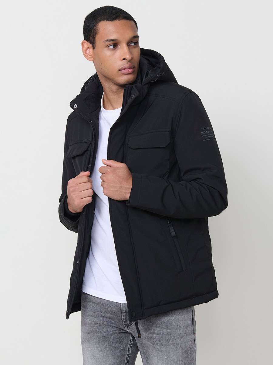Gesteppte Herrenjacke in Schwarz mit hohem Kragen, Kapuze, Reißverschluss und Taschen. Aus 100 % Polyester, warm und strapazierfähig.