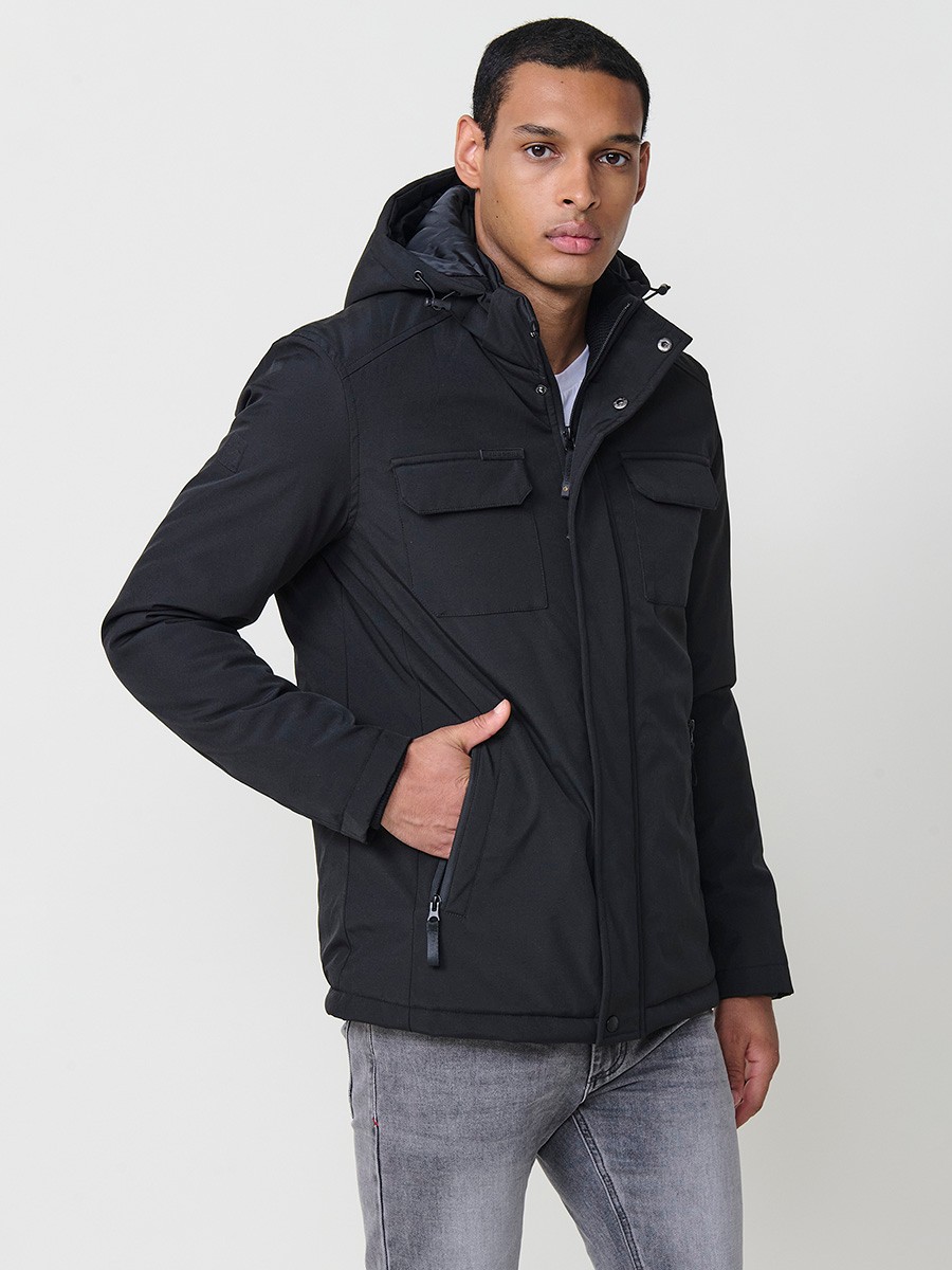 Gesteppte Herrenjacke in Schwarz mit hohem Kragen, Kapuze, Reißverschluss und Taschen. Aus 100 % Polyester, warm und strapazierfähig.