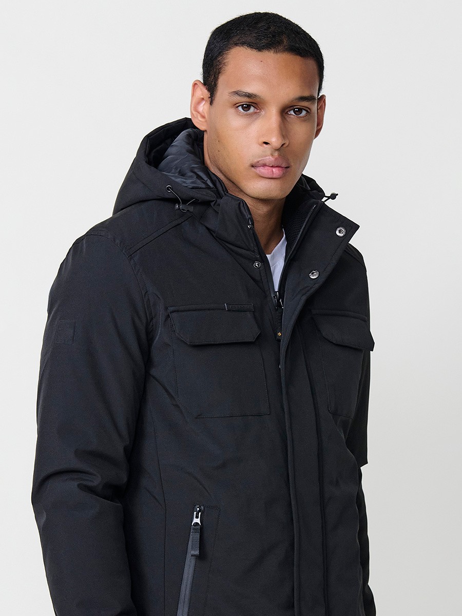 Gesteppte Herrenjacke in Schwarz mit hohem Kragen, Kapuze, Reißverschluss und Taschen. Aus 100 % Polyester, warm und strapazierfähig.