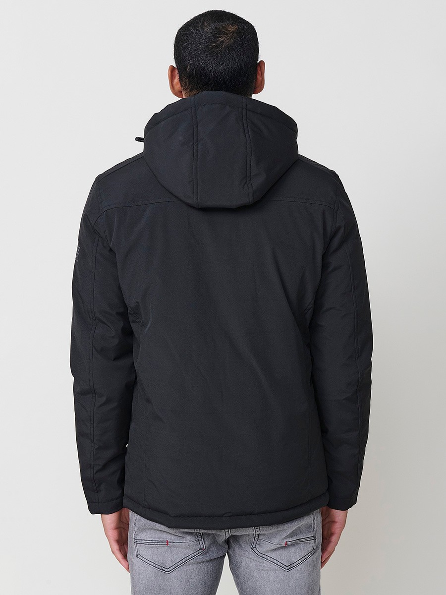 Gesteppte Herrenjacke in Schwarz mit hohem Kragen, Kapuze, Reißverschluss und Taschen. Aus 100 % Polyester, warm und strapazierfähig.