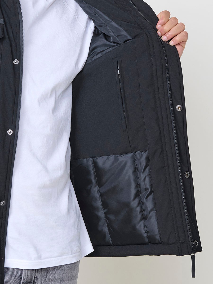 Gesteppte Herrenjacke in Schwarz mit hohem Kragen, Kapuze, Reißverschluss und Taschen. Aus 100 % Polyester, warm und strapazierfähig.