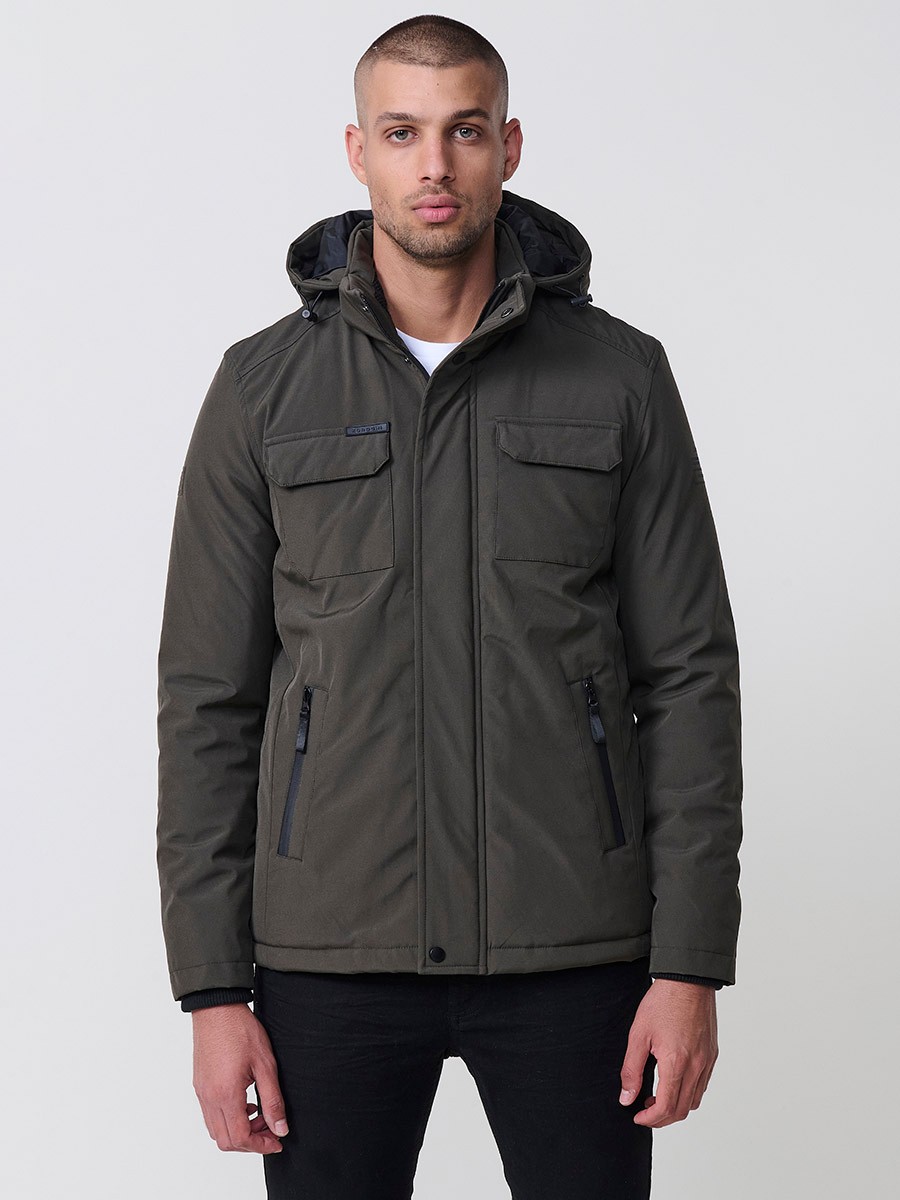 Gesteppte Herrenjacke in Khaki mit hohem Kragen, Kapuze, Reißverschluss und Taschen. Aus 100 % Polyester, warm und strapazierfähig.