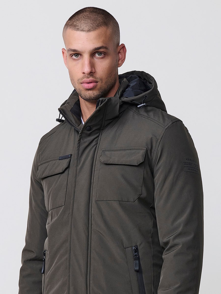 Gesteppte Herrenjacke in Khaki mit hohem Kragen, Kapuze, Reißverschluss und Taschen. Aus 100 % Polyester, warm und strapazierfähig.