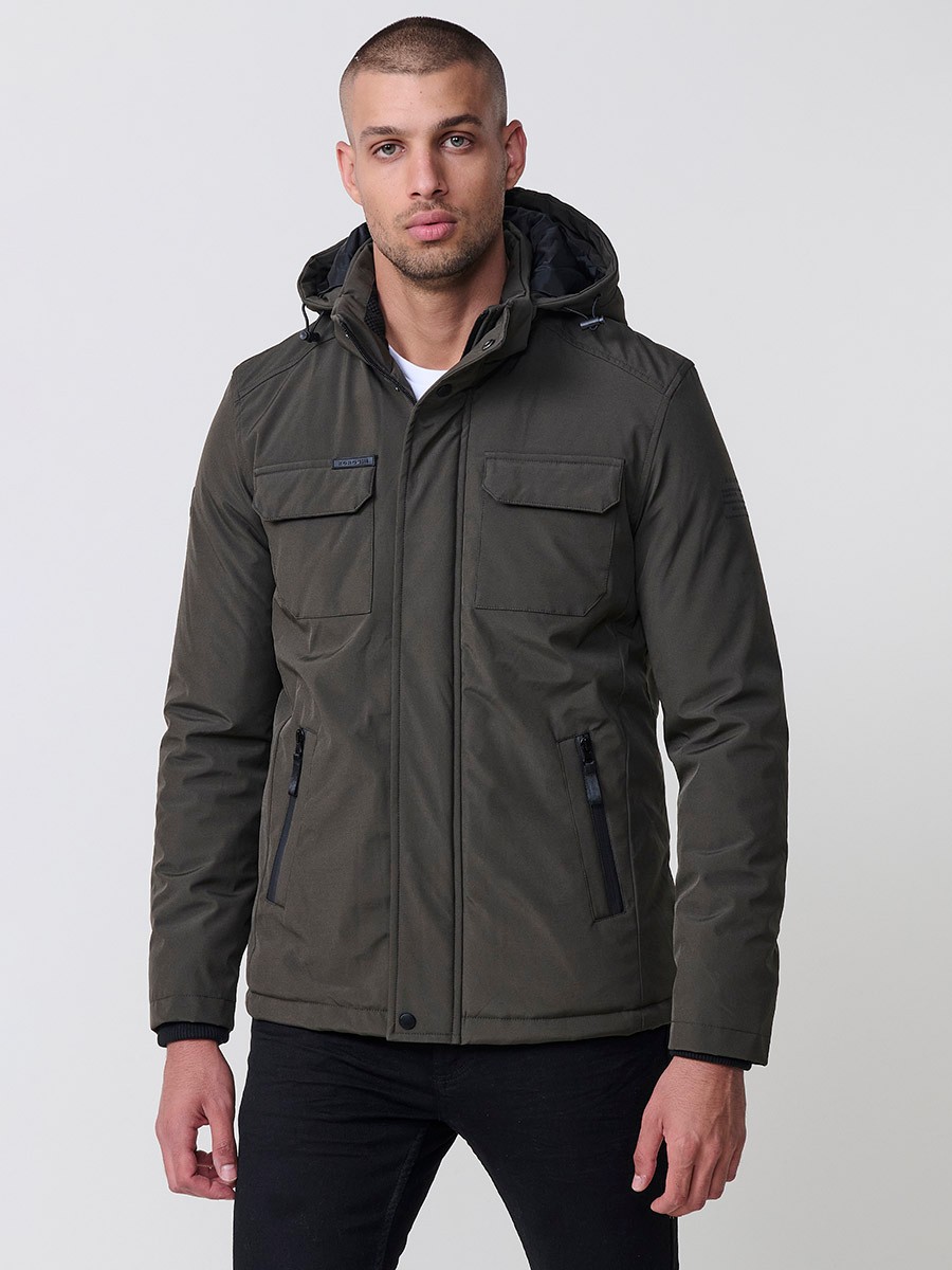 Gesteppte Herrenjacke in Khaki mit hohem Kragen, Kapuze, Reißverschluss und Taschen. Aus 100 % Polyester, warm und strapazierfähig.