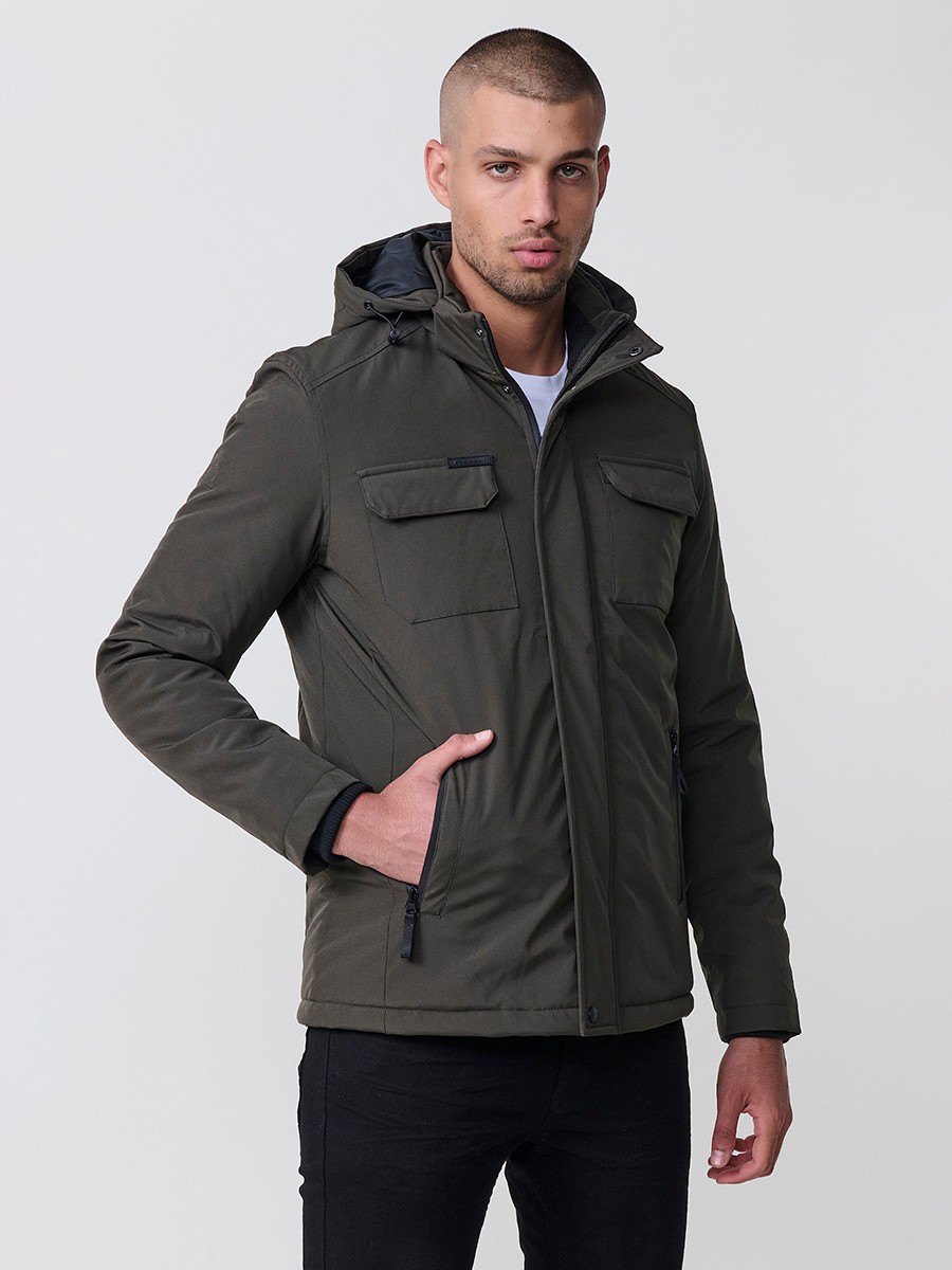 Gesteppte Herrenjacke in Khaki mit hohem Kragen, Kapuze, Reißverschluss und Taschen. Aus 100 % Polyester, warm und strapazierfähig.