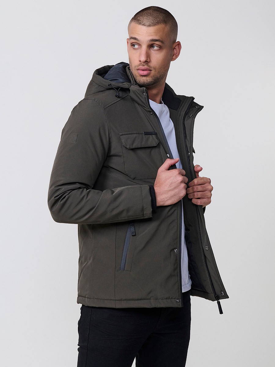 Gesteppte Herrenjacke in Khaki mit hohem Kragen, Kapuze, Reißverschluss und Taschen. Aus 100 % Polyester, warm und strapazierfähig.
