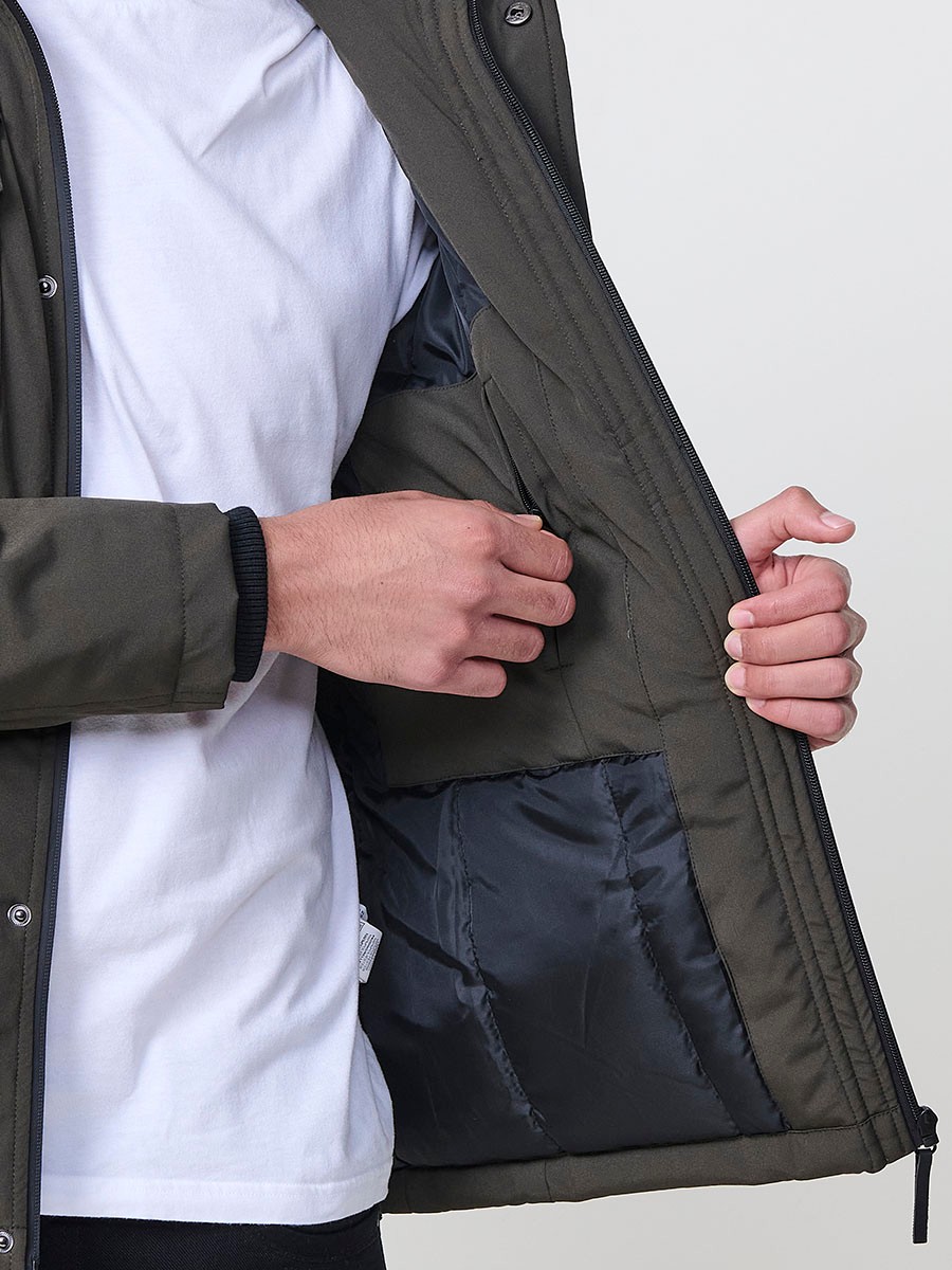 Gesteppte Herrenjacke in Khaki mit hohem Kragen, Kapuze, Reißverschluss und Taschen. Aus 100 % Polyester, warm und strapazierfähig.